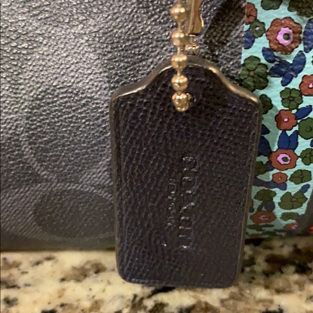 Coach - Picture 4 of 5